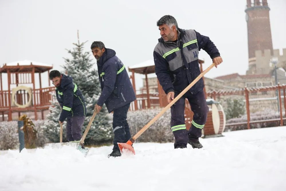 Erzurum Büyükşehir’den karla mücadele