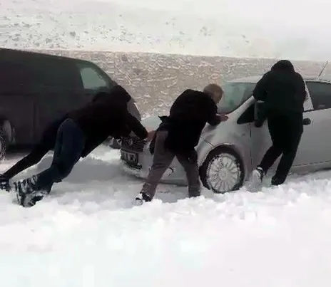 Palandöken geçidinde ulaşıma kar engeli