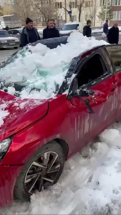 Çatıdan düşen kar kütlesi otomobili kullanılamaz hale getirdi