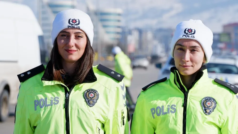 O şehrin trafiği iki kadına emanet