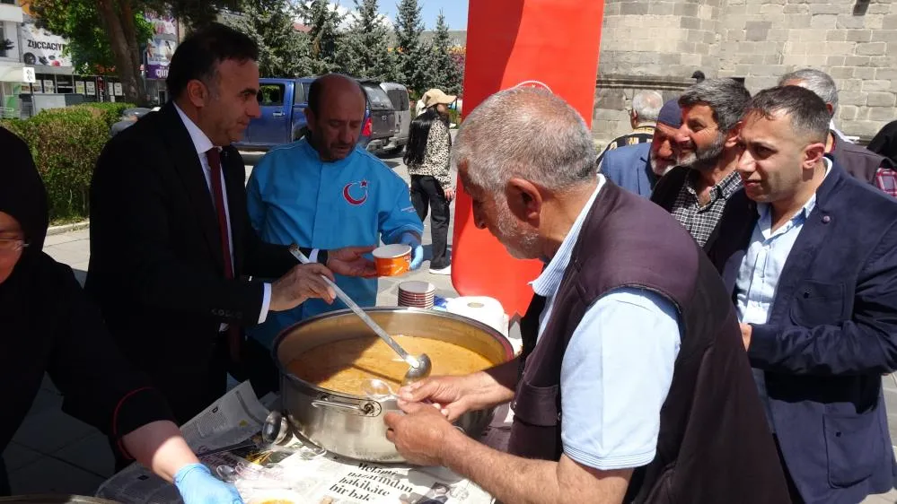 Vatandaşa Erzurum Bulgur Çorbası ve Kaz Lokması ikramı