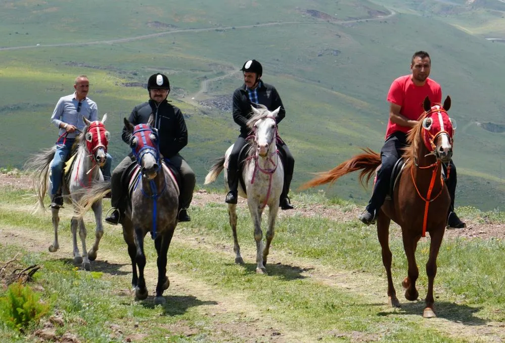Tarihi tabyalara at ve bisikletlerle ulaştılar, zirveden paraşütle atladılar