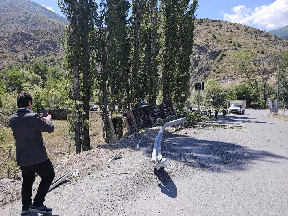 Freni boşalan kamyon uçuruma yuvarlandı: 1 ölü