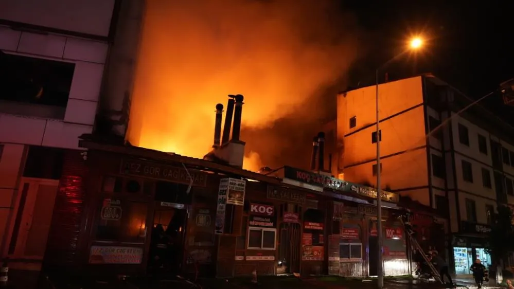 Erzurum’da cağ kebabı dükkanlarında çıkan yangın evlere ve otele sıçradı