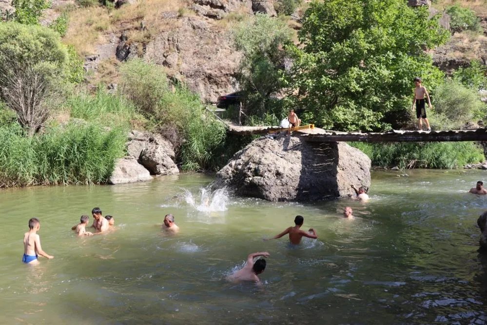 Hem serinliyor hem de eğleniyorlar