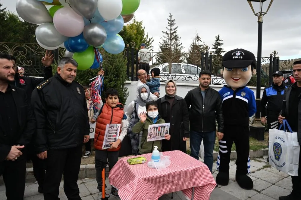 Lösemi hastalığını atlatan Talha Sıraç polis ağabeyleriyle balon uçurdu