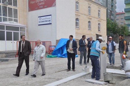 PALANDÖKEN BELEDIYESI, CAMII BAHÇELERINE EL ATTI