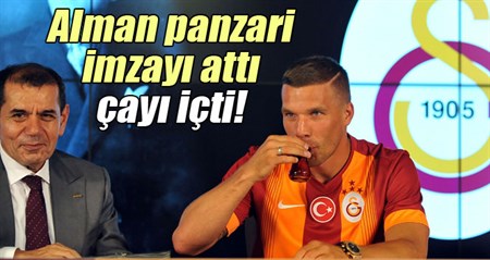 Podolski imzayi atti, çayini içti