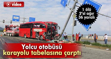 Yolcu otobüsü karayolu tabelasina çarpti: 1 ölü, 36 yarali