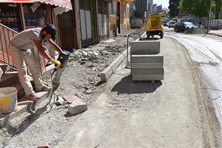 YAKUTIYE BELEDIYESI, ILÇEYI SAGLAM VE ESTETIK KALDIRIMLARLA DONATMAYA DEVAM EDIYOR