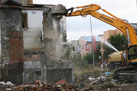 AZIZIYE METRUK YAPILARDAN TEMIZLENIYOR