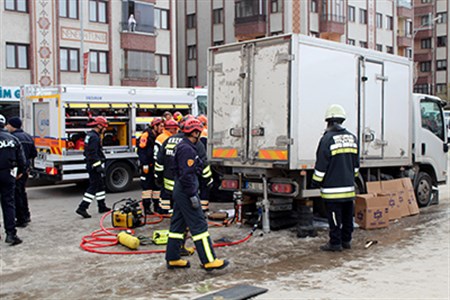 EKMEK ALMAYA GIDEN YASLI KADIN KAMYONETIN ALTINDA KALARAK CAN VERDI