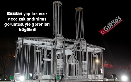 BUZLA YAPILAN MAKET ÇIFTE MINARELER MEDRESESININ GECE GÖRÜNTÜSÜ BÜYÜLEDI