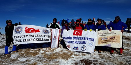 ATATÜRK ÜNIVERSITESI SPORCULARI SEHITLERIN ANISINA TIRMANDI