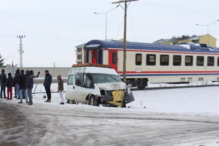 YOLCU TRENI MINIBÜSE ÇARPTI: 1 YARALI