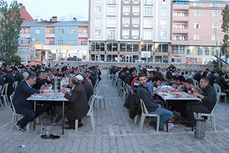 BÜYÜKSEHIR’IN KARDESLIK SOFRASI TEKMAN’DA