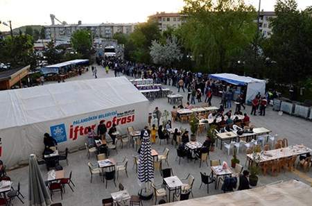 PALANDÖKEN BELEDIYESI HER GÜN 2 BIN VATANDASA IFTAR VERIYOR