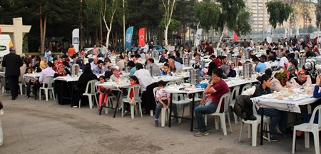 BASKAN SEKMEN PERSONELIYLE IFTARDA BULUSTU