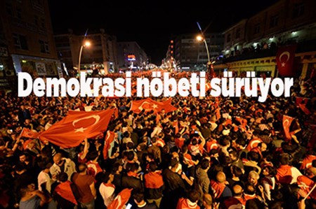 Demokrasi nöbeti sürüyor