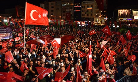 Erzurum’un demokrasi nöbetinde yer ve gök ay yildizli bayrak