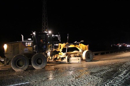 Sel sularinin asfalta tasidigi toprak yigini Erzurum-Artvin karayolunu trafige kapadi