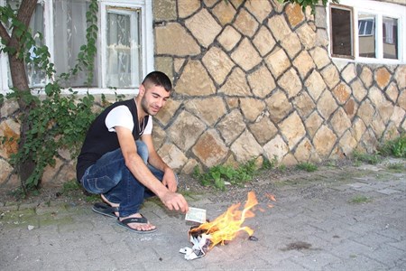 Erzurum Oltulu piyanist santör, dügünlerde aldigi 1 dolar bahsisleri yakti.