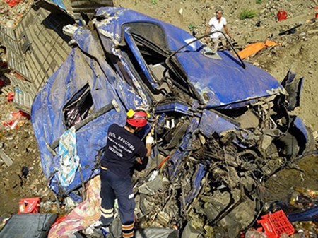 Erzurum’da TIR sarampole devrildi: 1 ölü