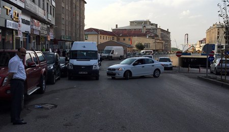 Gelisi güzel çift sira parklasma trafigi aksatiyor