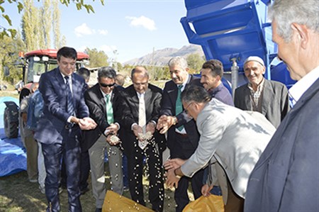 DAP Idaresi’nden Ispir fasülyesine makine destegi