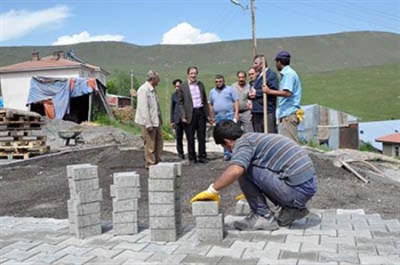 Palandöken Belediyesi 25 köyde sokaklari kilit tasi ile nakis nakis isledi