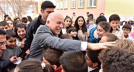 Çocuklardan Baskan Sekmen’e sevgi seli