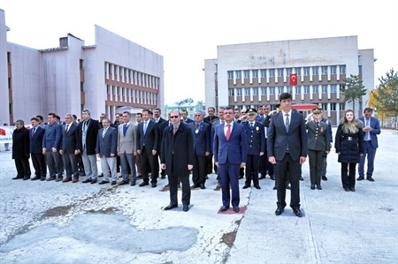 Cumhuriyetin 93. Yil dönüm etkinlikleri çelenk sunumuyla basladi