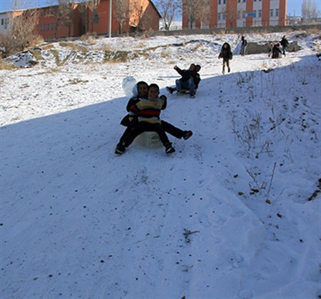 Erzurum’da çocuklarin kizak ve misket keyfi