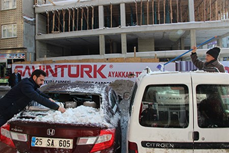 Çatidan düsen kar kütlesi, 5 otomobili hurdaya çevirdi