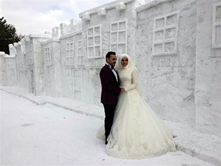 Kar Sokagi, dügün fotografçilarinin ilgi odagi oldu