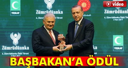 Basbakan Yildirim, ödülünü Cumhurbaskani Erdogan’in elinden aldi