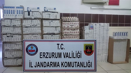 Kaçak sigaralari topraga gömmeye çalisan süpheliler suçüstü yakalandi