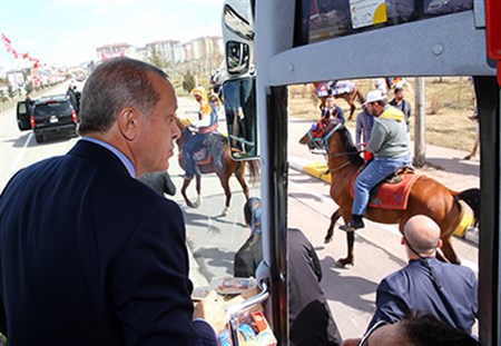 Cumhurbaskani Erdogan, Erzurum’da ciritçiler tarafindan karsilandi