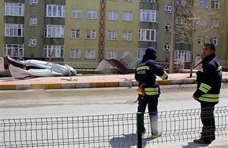 Erzurum’da firtina çatilari uçurdu