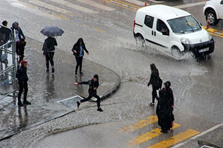 Erzurum’da aniden baslayan dolu hayati adeta felç etti