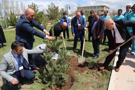 15 Temmuz Sehitleri için fidanlar dikildi