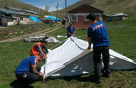 AFAD Erzurum deprem bölgesinde depremzedeler için çalismalarini sürdürüyor