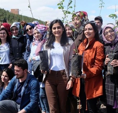 ÇEKO ögrenci kulübü 15 Temmuz sehitlerini unutmadi