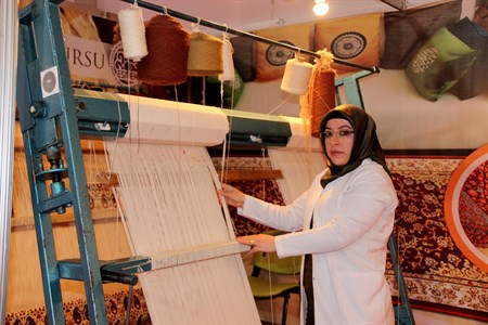 Erzurumlu kadinlarin ellerinde nakis nakis islenen Hereke halilari Türkiye’ye pazarlaniyor