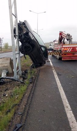 Takla atan otomobil direge çikti: 2 yarali