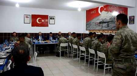 Vali Azizoglu, Mehmetçikle iftar açti