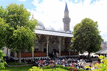 Ramazan’in ilk Cuma namazinda camiler cemaatle doldu tasti