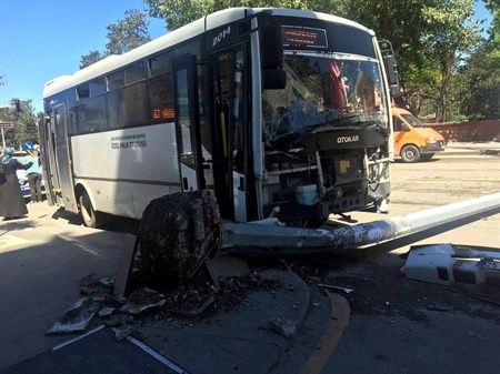 Halk otobüsü direge çarpti: 2 yarali