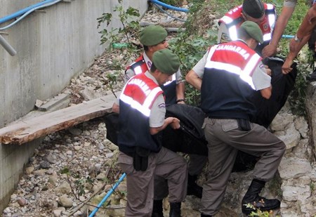 Agaçta elektrik akimina kapilan genç öldü