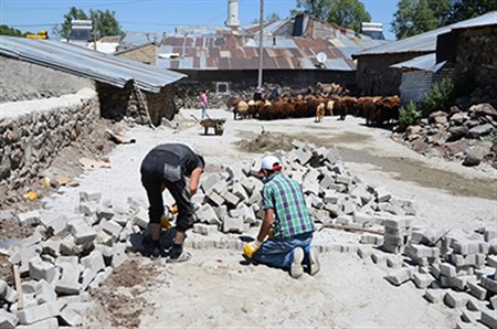 Palandöken Belediyesinin asfalt ve kilit parke çalismasi devam ediyor